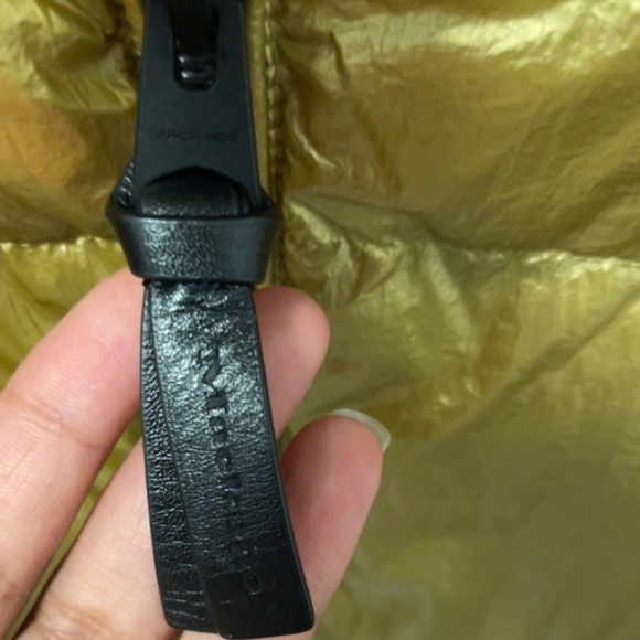 The super glowy golden colour jacket by Mackage. The size is M.Super comfortable - Picture 3 of 5